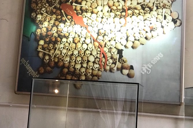 Khmer Rouge, genocide museum &killing field tour - A 40-minute stop at the Russian Market