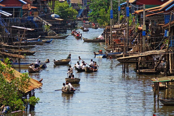 Kompong Khleang Floating Village from Siem Reap - Walking through the market before the boat