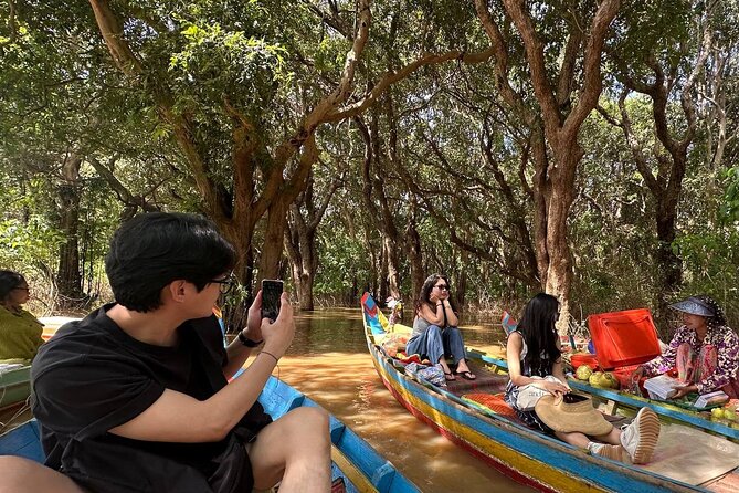 Kompong Phluk Floating village & Mangrove forest cruise - A 30-minute stop at Psar Chaa