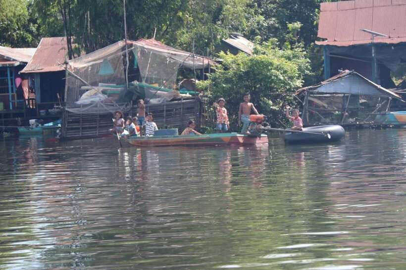 Kompong Phluk Floating Village Tour from Siem Reap - Boarding the long-tail boat at Kompong Phluk