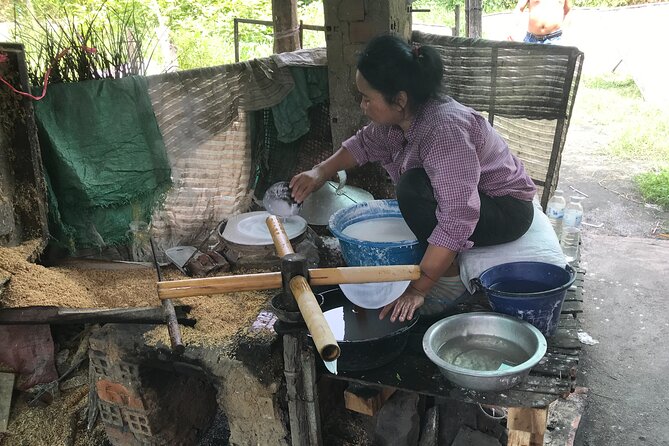 Morning village tour Livelihood tour with Local Product discover - Rice paper and the quiet skill behind it