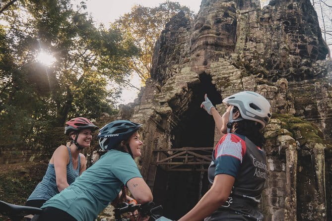 Motobike Countryside Adventure - Full day with lakeside lunch - A traditional market and a more local rhythm
