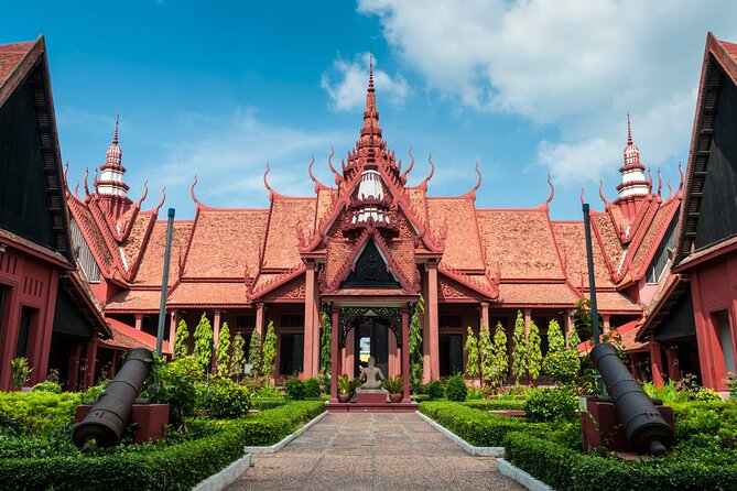 One Day Private Guide Tours History in Phnom Penh Incl. admission - Central Market and the final hour