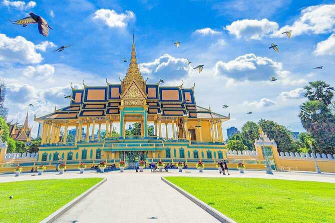 Oudong Mountain and Phnom Penh Full Day Private Tour - Koh Chen and the sound of bronze work