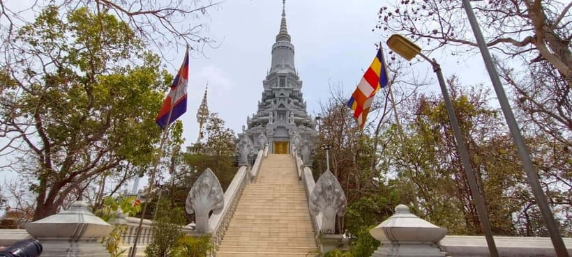 Oudong Mountain - Phnom Penh Former Capital Private Day Tour - The road north by private tuk-tuk