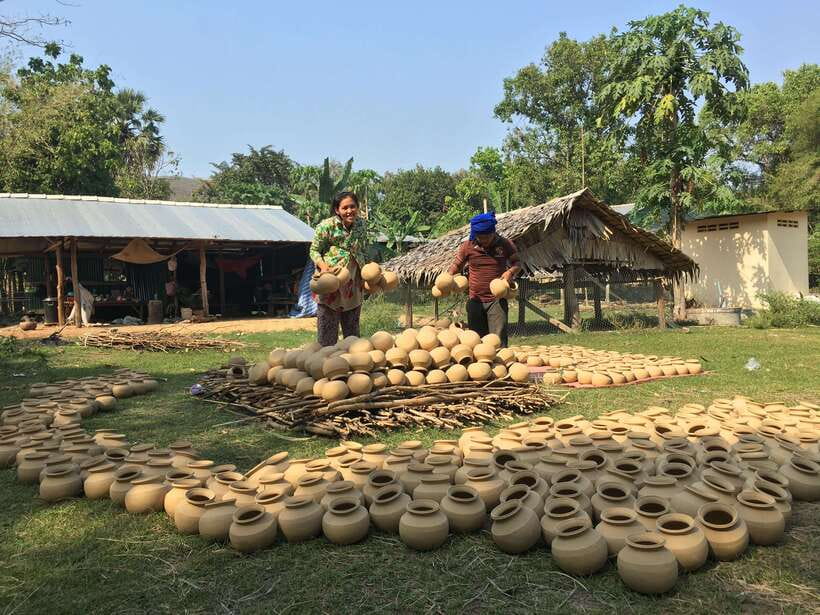Phnom Penh - Battambang Transfer Plus Stop Sightseeing - Andong Russey, where Khmer pottery is still made