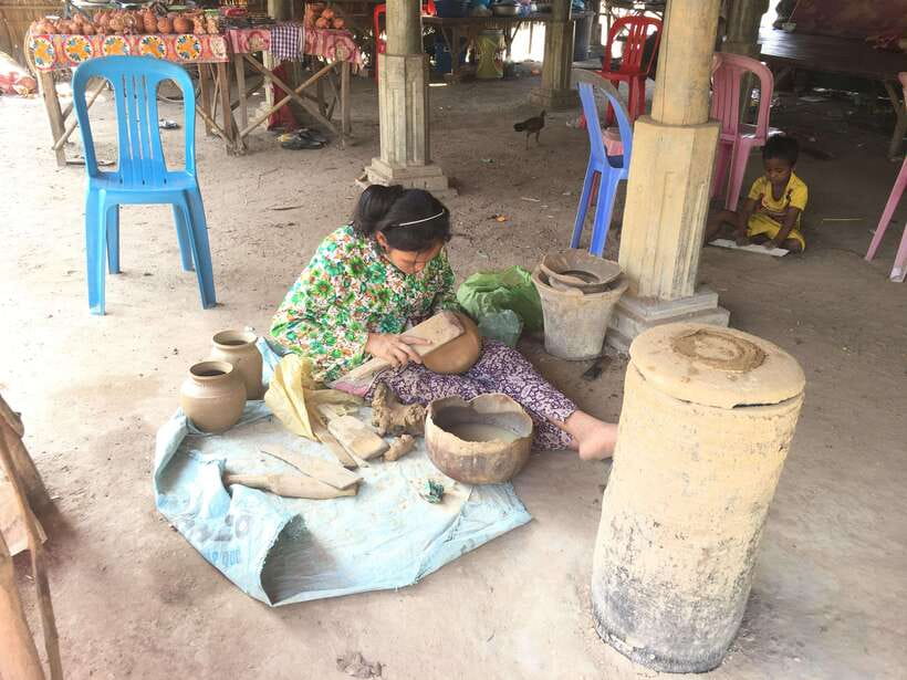 Phnom Penh - Battambang Transfer Plus Stop Sightseeing - Oudong Mountain and the royal burial grounds