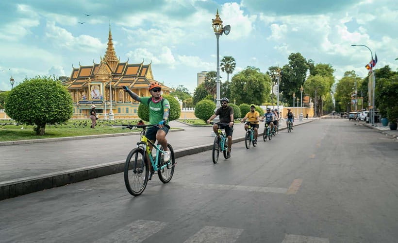Phnom Penh: Bike & Boat Tour / E-Bike Available - Coffee, beer, and a local snack stop