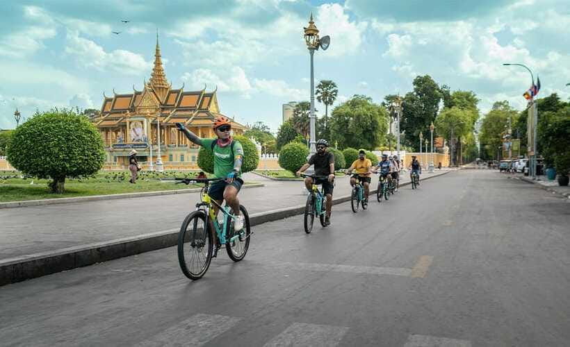 Phnom Penh: Bike & Boat Tour / E-Bike Available - Traditional silk weaving at the Silk House