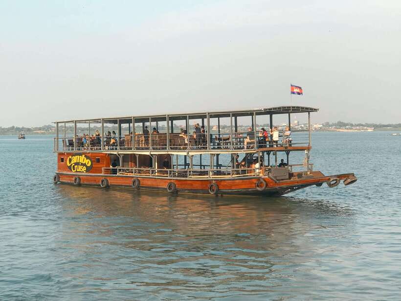 Phnom Penh: Mekong Sunset Dinner Cruise with Live Music - Why the music makes this Mekong cruise different