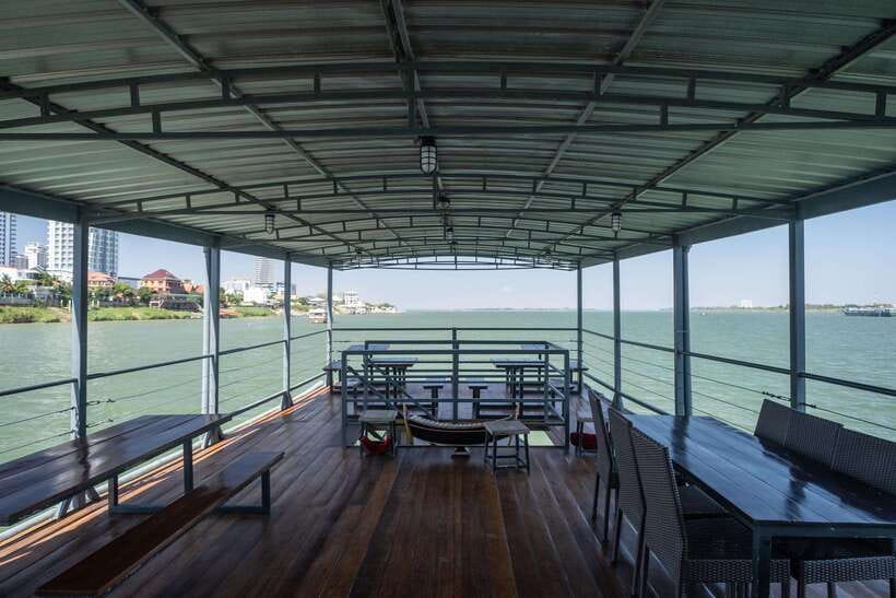 Phnom Penh: Mekong Sunset Dinner Cruise with Live Music - Dinner, all-you-can-eat service, and onboard drinks
