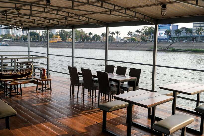 Phnom Penh: Mekong Sunset Dinner Cruise with Live Music - Service that makes the low price work