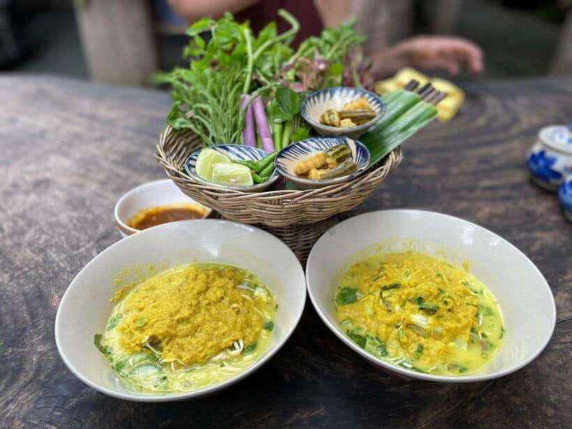 Phnom Penh: Morning Foodie, Market Walking & Street Art Tour - Independence Monument and a Short City Pause