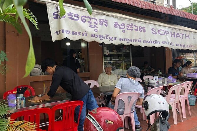 Phnom Penh Night City Highlights & Local Food tour by Tuktuk - Why this tuk-tuk evening works so well