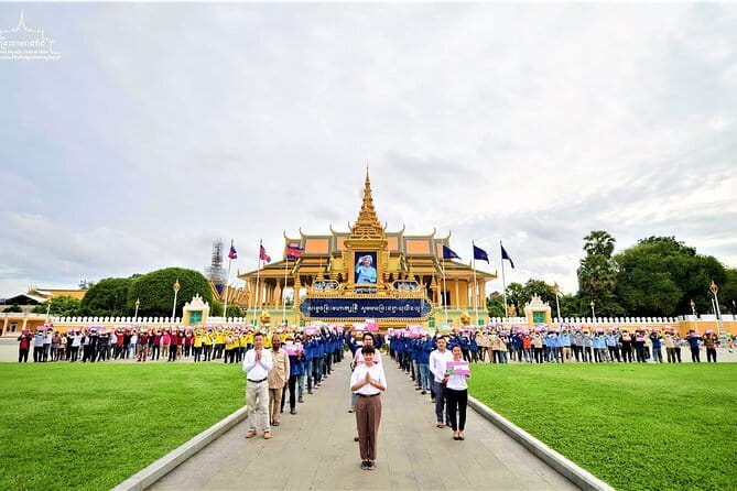 Phnom Penh Night City Highlights & Local Food tour by Tuktuk - Bassac Lane and the final local beer