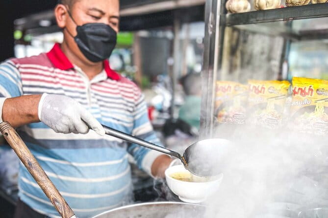 Phnom Penh Night City Highlights & Local Food tour by Tuktuk - What Neara brings to the evening