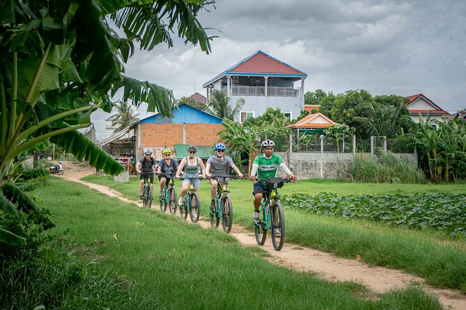 Phnom Penh Silk Island Bike Tour/ E-Bike or Tuk Tuk - Silk weaving at the community center