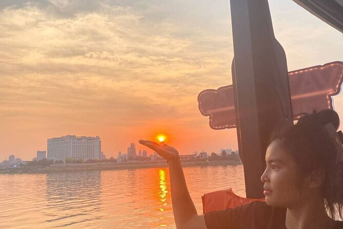 Phnom Penh: Sunset Cruise-Free Beers-Sodas-BBQ Buffet-fruit plate - Why this short Mekong cruise works so well