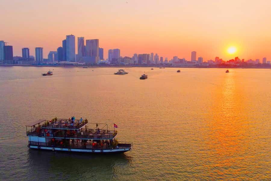 Phnom Penh: Sunset Cruise with Unlimited Beer &Fruit platter - Why seeing Phnom Penh from the river works