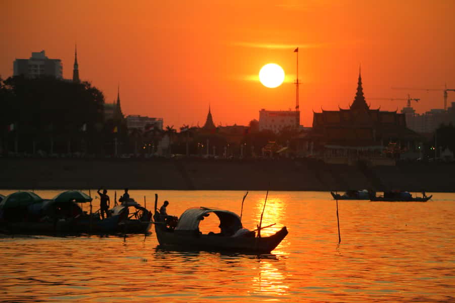Phnom Penh: Sunset Cruise with Unlimited Beer &Fruit platter - How the drinks and fruit shape the evening