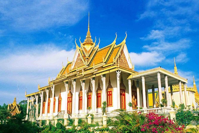 Phnom Penh Tours and Mekong River cruise - National Museum: important art, limited explanation