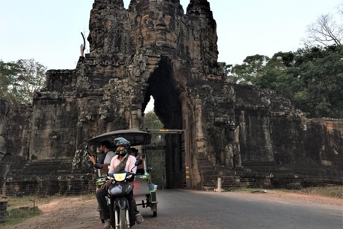 Private Angkor Sunrise Bayon Ta Prohm Bonteay Srie Vip Tour - The final small brick towers