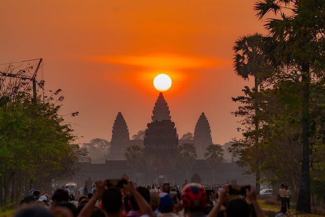 Private Angkor Wat Sunrise Guide Tour include Breakfast and Snack - What the private guide adds