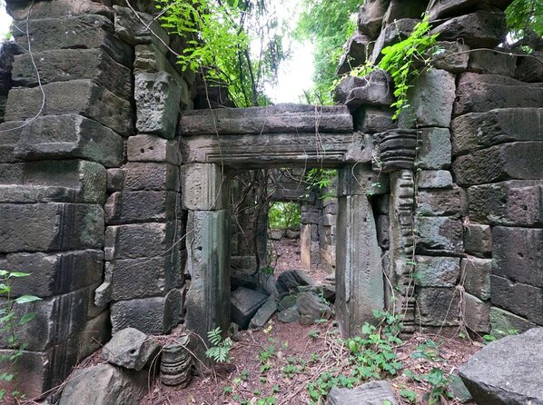 Private Banteay Chhmar, Banteay Toap & Ang Trapaeng Thma Guided Tour - Ang Trapaeng Thma, where the day begins with birds