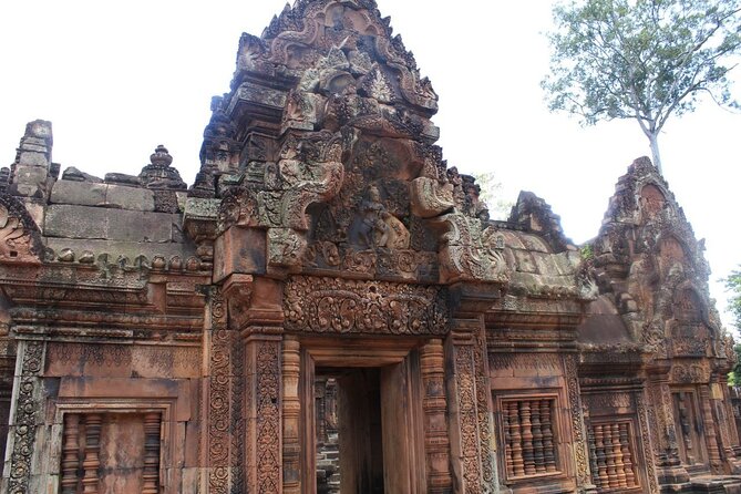 Private Banteay Srei and 4 Temples Guided Tour - Banteay Srei and the art of small detail
