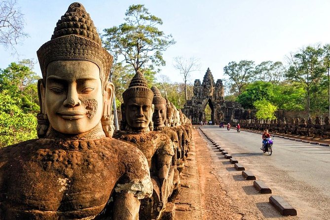 Private one-day tuktuk 'small tour' of the oldest Angkor temples - Phnom Bakheng: only for the sunset version