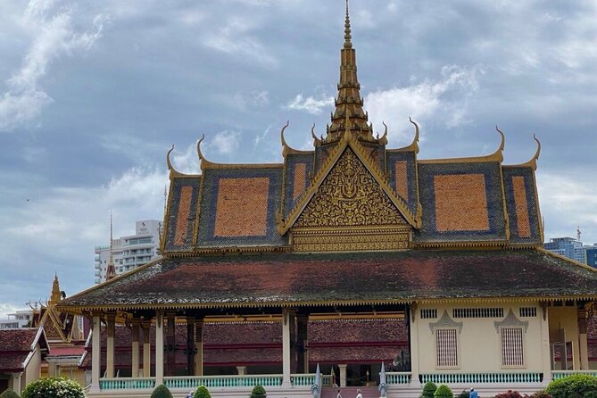 Private Phnom Penh Tour: Royal Palace & Killing Fields - Wat Phnom and the story of Lady Penh