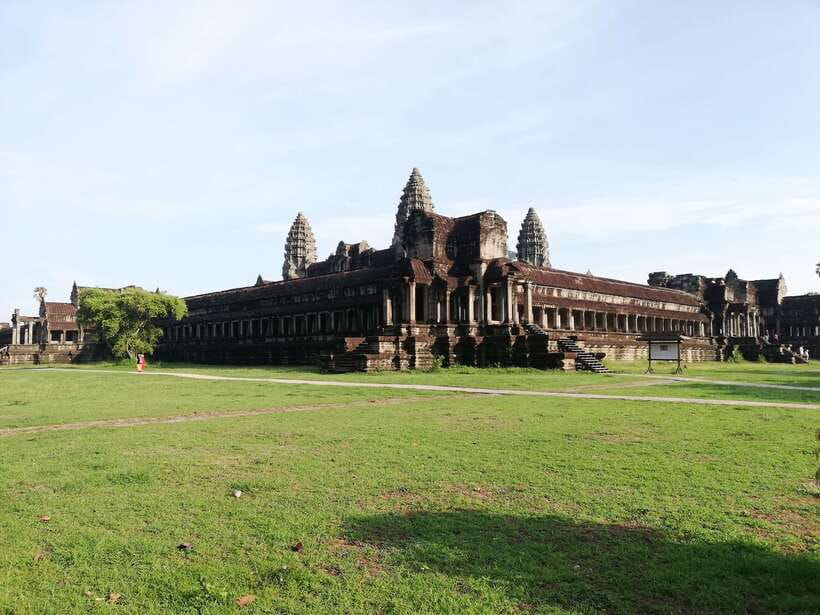 Private Sunrise Angkor Wat Tour - Breakfast and the move toward Angkor Thom
