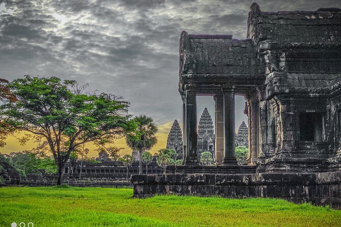 Private Temples and Lake Explorer - Angkor Thom and Bayon bring the famous faces