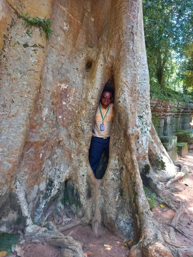Shared day tour with Spanish-speaking guide at Angkor Temple. - Angkor Thom begins with a dramatic South Gate