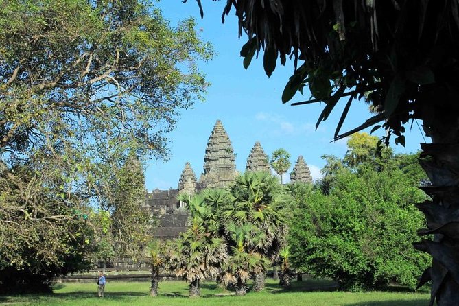 Shared Tour to Angkor Wat, Bayon and Ta Prohm Temples - Bayon: one hour among the stone faces