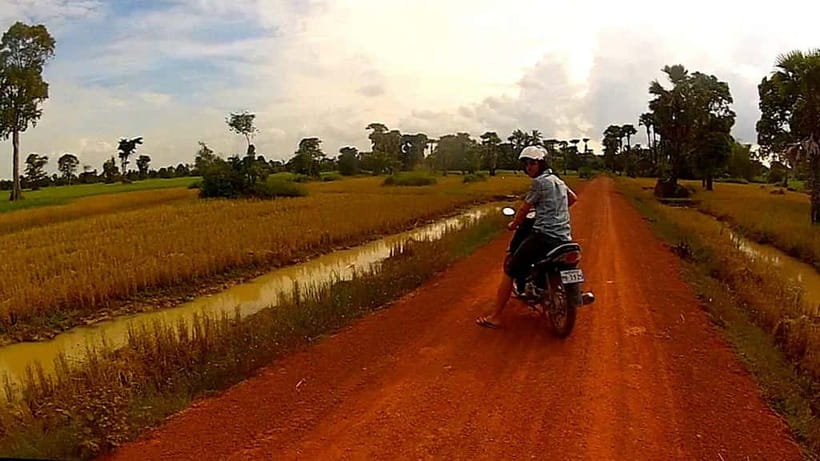 Siem Reap: 6-Hour Easy Rider Motorbike Tour - Red roads, rice fields, and the first village stops