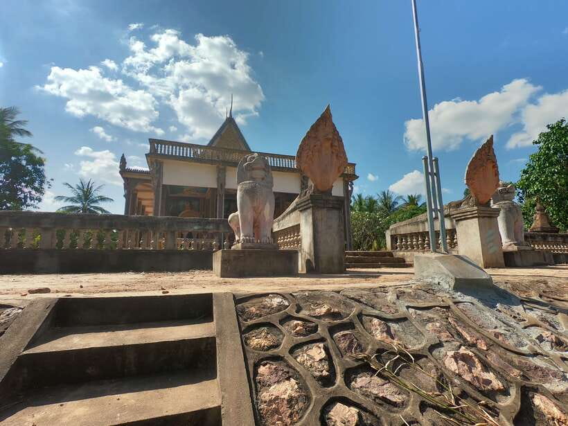 Siem Reap: 6-Hour Easy Rider Motorbike Tour - Lakeside lunch with Kulen Mountain in view