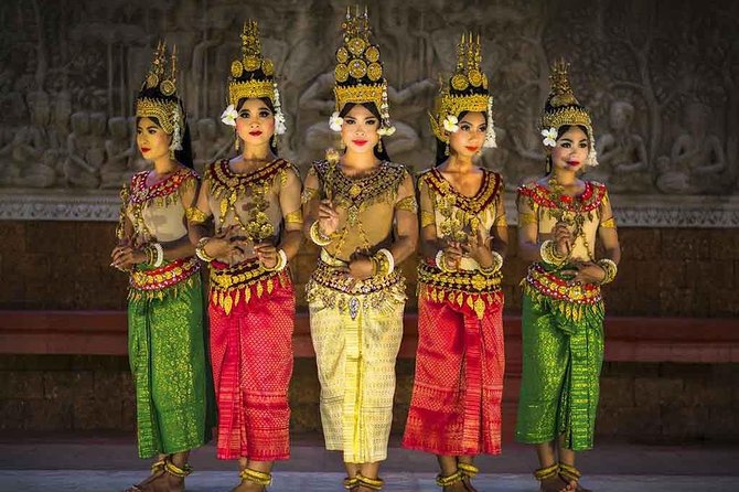 Siem Reap: Amazing Apsara Dance Show with Dinner &Hotel Transfers - Watching the Apsara performance after dinner begins