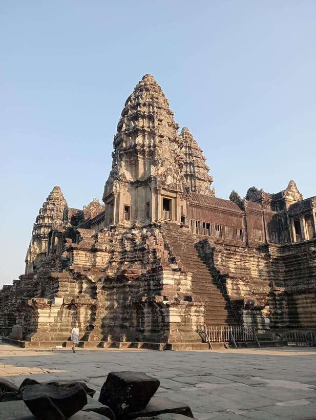 Siem Reap: Angkor Full-Day Group Tour with Japanese Guide - Dress, timing, and what to carry