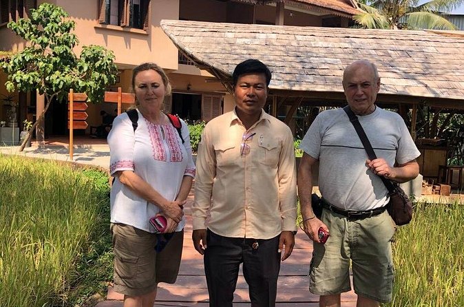 Siem Reap Angkor Private Tour Guide in English and Spanish - Bayon’s smiling faces and crowded stone towers