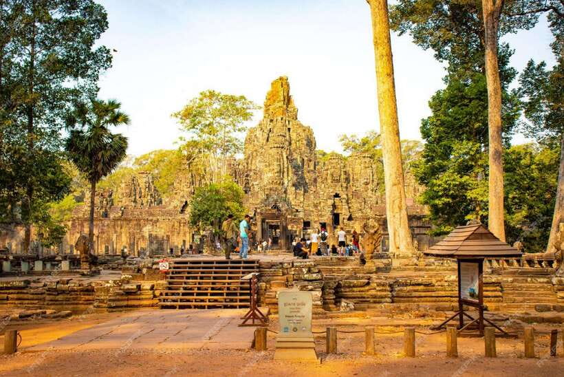 Siem Reap: Angkor Temples Tour - Shared Tours tours guide - South Gate and Angkor Thom: a grand entrance