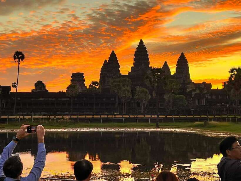 Siem Reap: Angkor Wat 2-Day Tour with Sunrise and Sunset - Day one: Angkor Wat before breakfast