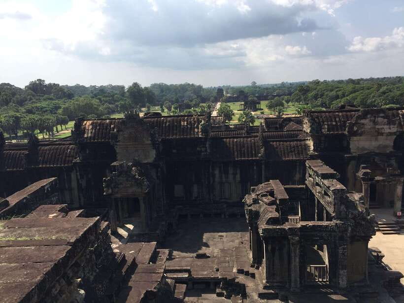 Siem Reap: Angkor Wat Half-Day Trip with Local Guide - Reading the galleries with a local guide