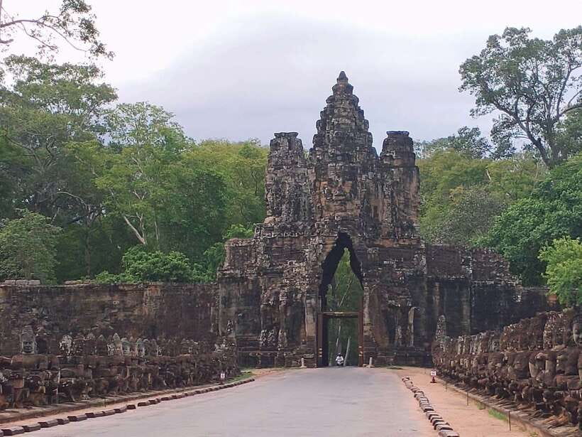 Siem Reap: Angkor Wat Private Tour by Tuk-Tuk - The South Gate and Angkor Thom