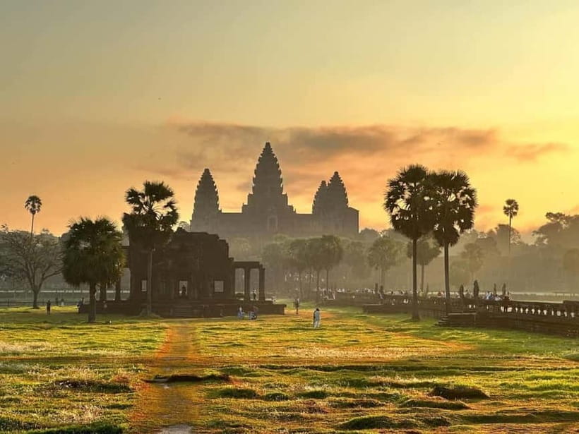 Siem Reap: Angkor Wat Private Tour with Sunrise - Angkor Wat rewards a guided visit