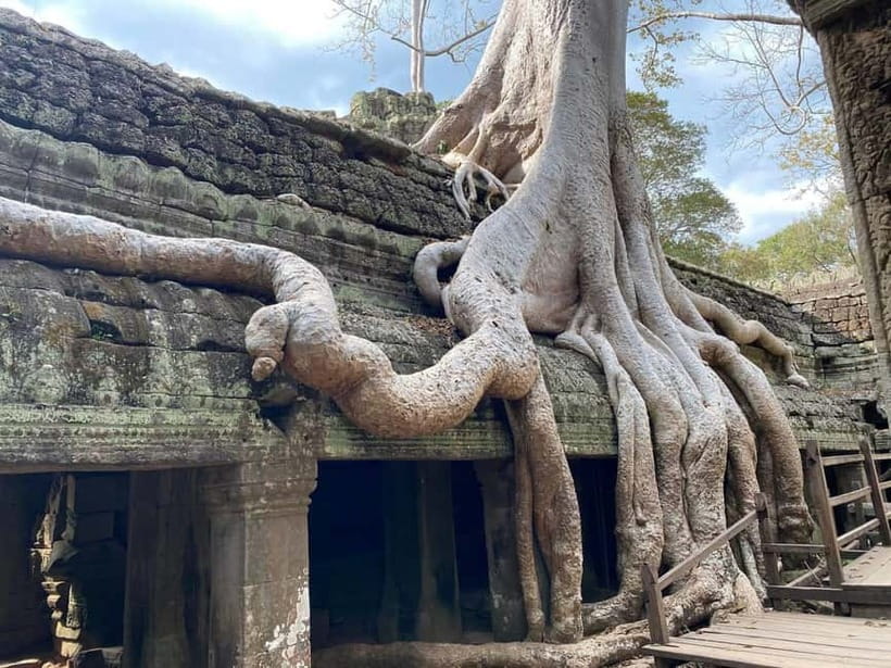 Siem Reap: Angkor Wat Small-Group Day Tour - How the guide shapes the day