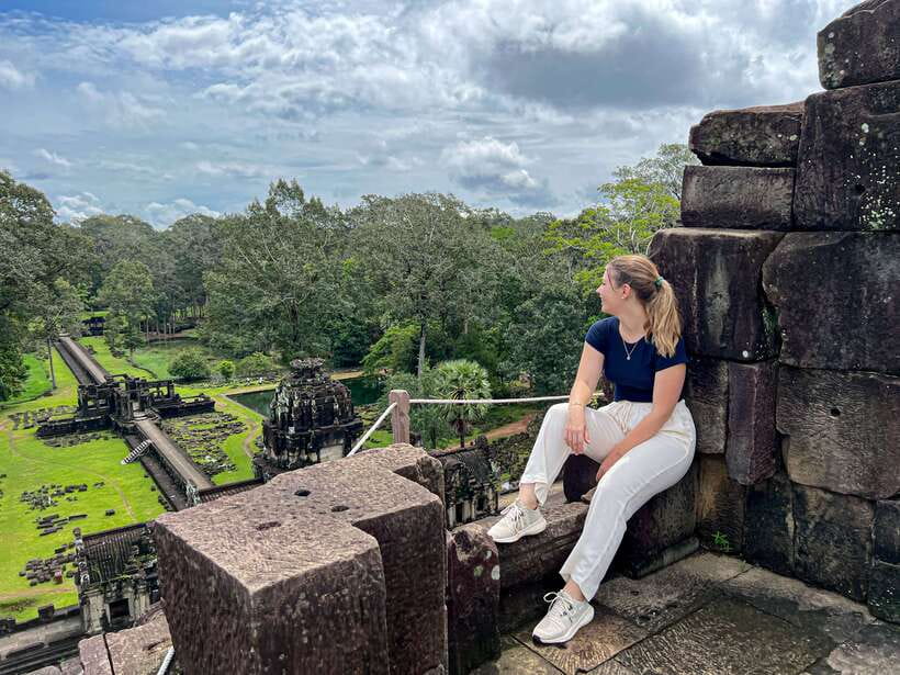 Siem Reap: Angkor Wat Small-Group Day Tour and Sunset - Lunch, cold towels, and a needed break