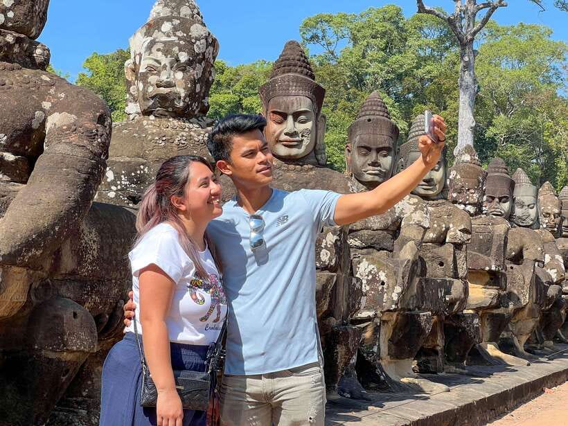 Siem Reap: Angkor Wat Small-Group Sunrise Tour & Breakfast - Angkor Wat with time to look closely