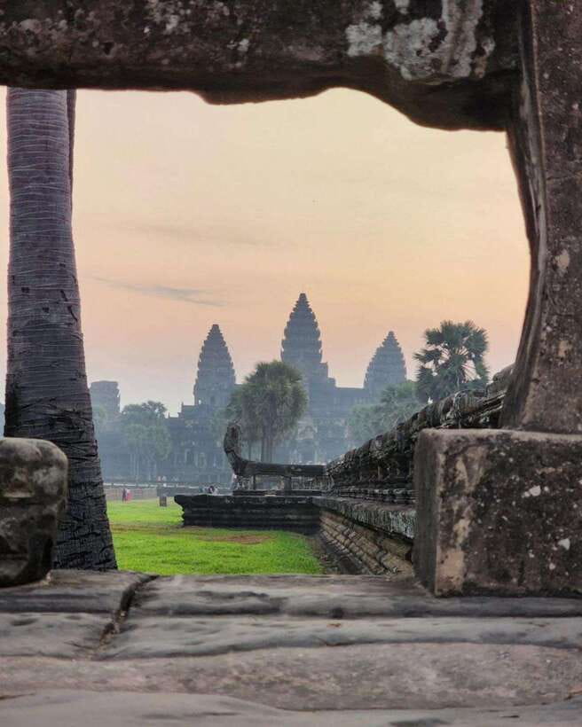 Siem Reap: Angkor Wat Small Group Tour with Spanish Guide - How to prepare for a hot, active day