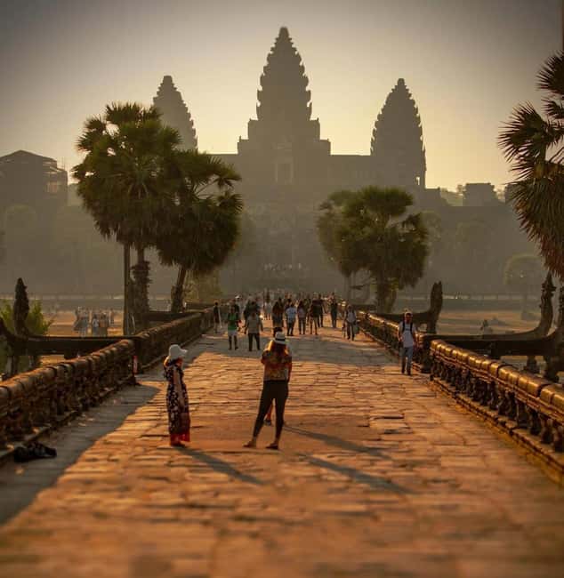 Siem Reap: Angkor Wat Small Group Tour with Spanish Guide - One day at Angkor, from the gates of Angkor Thom to sunset at Angkor Wat
